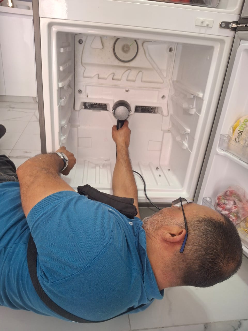 Técnico reparando nevera